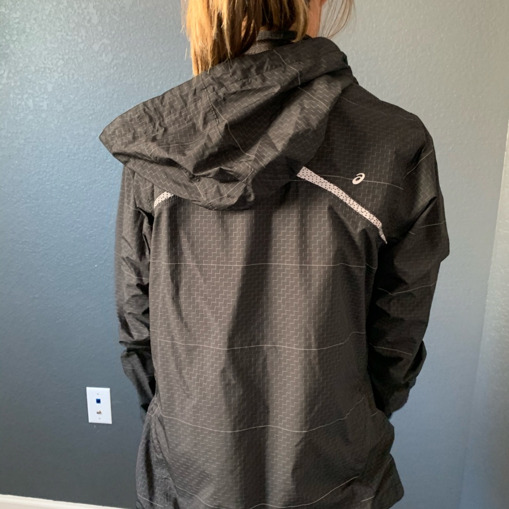 ASICS running jacket w detachable hood.